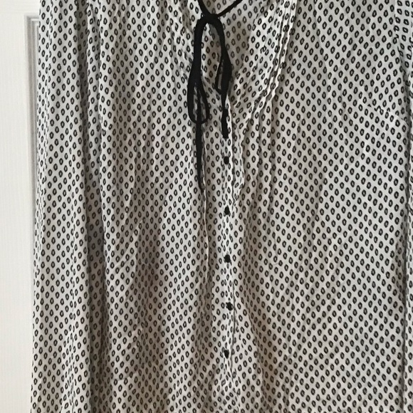 A brand new black and white blouse - Picture 11 of 13